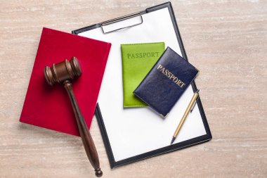 Hakimin tokmu, panosu, defteri ve pasaportları masada. Göçmenlik hukuku kavramı