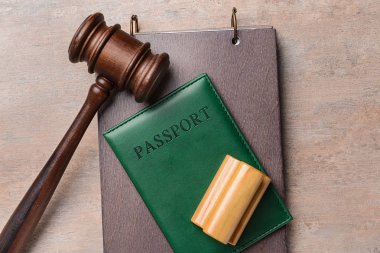 Hakimin tokluk, defter, pul ve pasaport masada. Göçmenlik hukuku kavramı