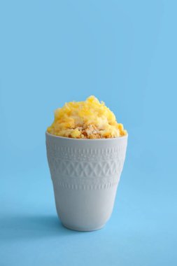 Renkli arka planda lezzetli tıraşbuz ile Cam