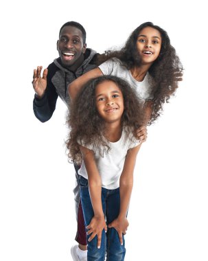 Beyaz arka planda babaları ile Sevimli Afrikalı-Amerikalı kızlar