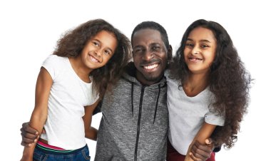 Beyaz arka planda babaları ile Sevimli Afrikalı-Amerikalı kızlar