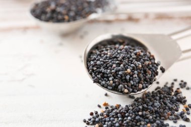 Ahşap masa üzerinde haşhaş tohumları ile Scoop, çekim