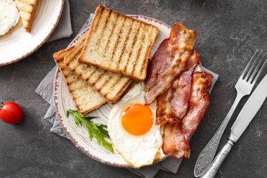 Masada lezzetli ızgara ekmek, kızarmış yumurta ve pastırma ile Tabak