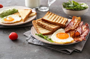 Masada lezzetli ızgara ekmek, kızarmış yumurta ve pastırma ile Tabak