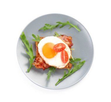 Beyaz arka planda ızgara ekmek, kızarmış yumurta ve pastırma ile Tabak