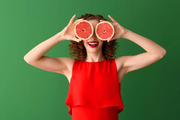 Jovem feliz com toranja saborosa no fundo de cor — Fotografia de Stock