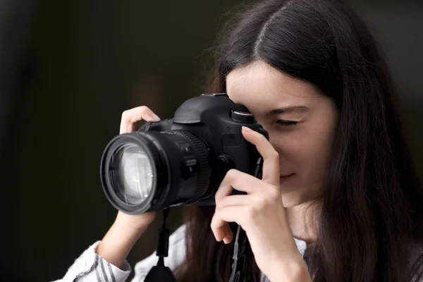 Menina com câmera de foto moderna em casa — Fotografia de Stock