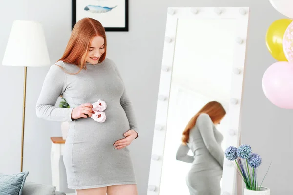집에서 아기 옷과 아름 다운 임신한 여자 — 스톡 사진