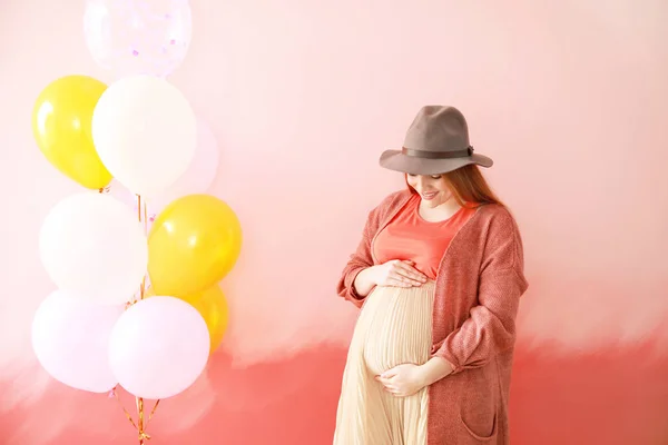 Femeie gravidă frumoasă și baloane de aer pe fundal de culoare — Fotografie, imagine de stoc
