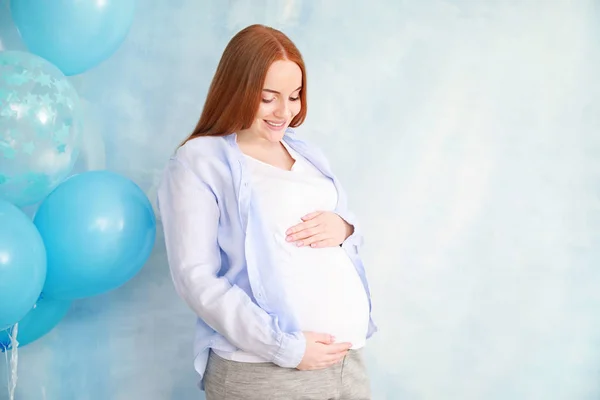 Piękna kobieta w ciąży z balonów na kolor tła — Zdjęcie stockowe