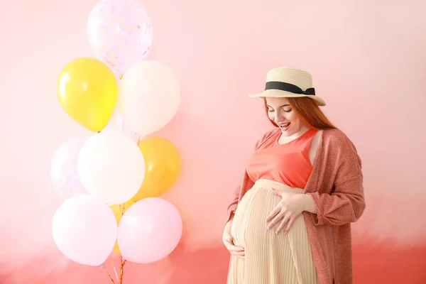 Femeie gravidă frumoasă și baloane de aer pe fundal de culoare — Fotografie, imagine de stoc