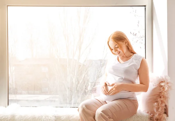 窓の近くの美しい妊婦 — ストック写真