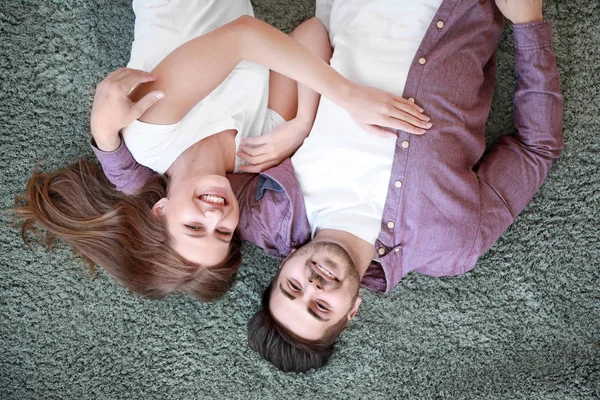 Genç çift evde yumuşak halı üzerinde yatan, üst görünümü