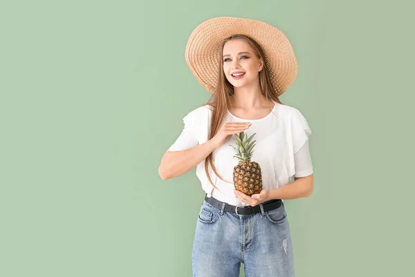 Beautiful young woman with pineapple on color background — Stock Photo, Image