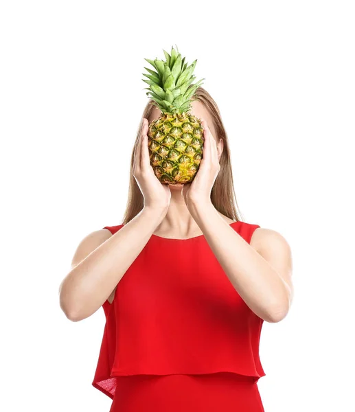 Piękna młoda kobieta z ananasem na białym tle — Zdjęcie stockowe