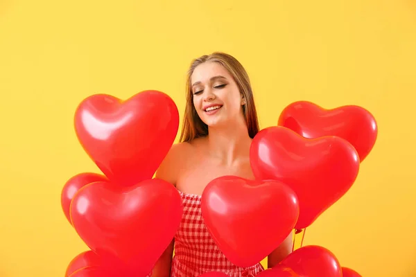 Mulher bonita com balões de ar em forma de coração no fundo de cor — Fotografia de Stock