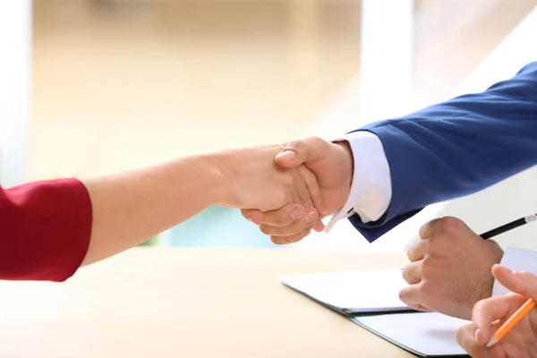 Human resources manager shaking hands with applicant after successful interview — Stock Photo, Image