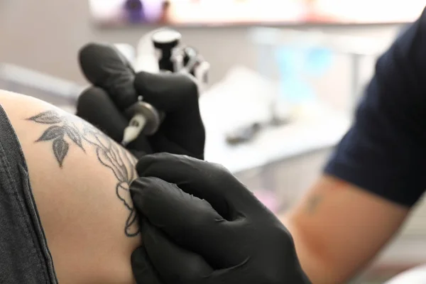Professional artist making tattoo in salon, closeup — Stock Photo, Image
