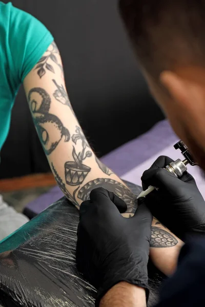 Profesyonel sanatçı kuaförde dövme yapıyor. — Stok fotoğraf