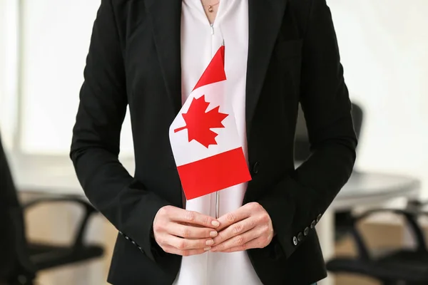 Γυναίκα με καναδική σημαία σε εσωτερικούς χώρους — Φωτογραφία Αρχείου