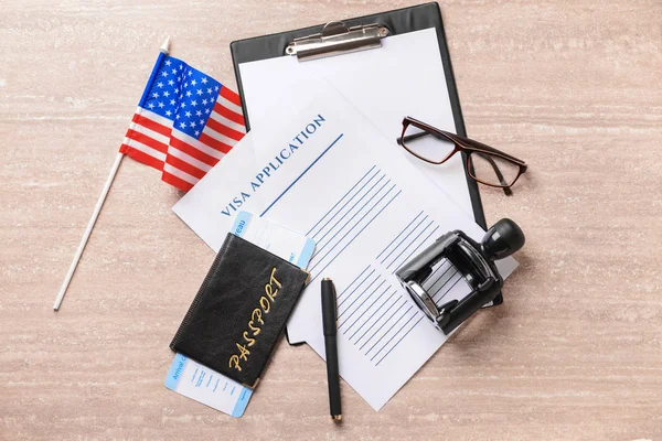 Visum aanvraagformulier, paspoort, stempel en USA vlag op tafel. Concept immigratie — Stockfoto