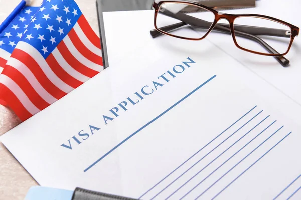 Formulario de solicitud de visado y bandera de EE.UU. en la mesa, primer plano. Concepto de inmigración — Foto de Stock