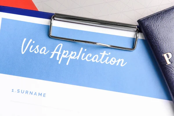 桌上的签证申请表，特写。移民概念 — 图库照片
