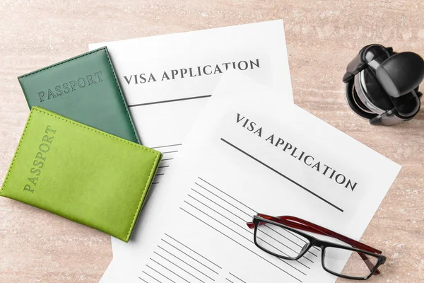 签证申请表、护照、印章和桌上的眼镜。移民概念 — 图库照片