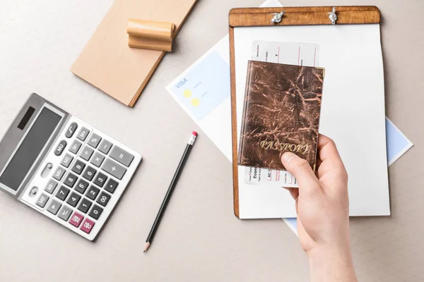 Mulher com passaporte, documentos e calculadora à mesa. Conceito de imigração — Fotografia de Stock