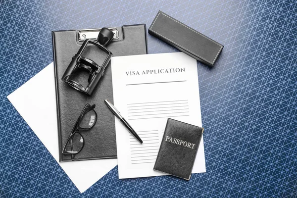 Візова анкета, паспорт та штамп на столі. Концепція імміграції — стокове фото
