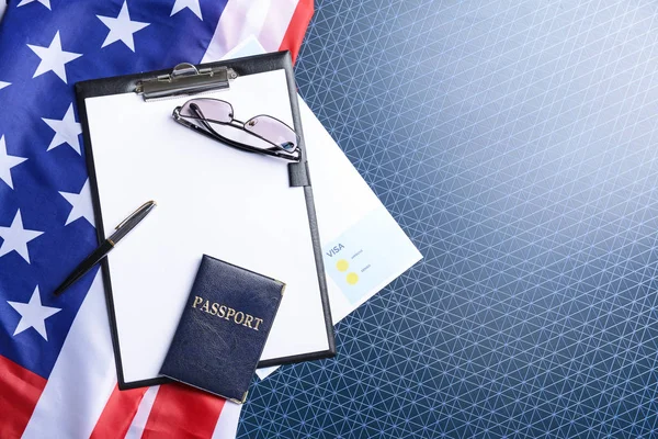 Dokument och USA flagga på bordet. Begreppet invandring — Stockfoto