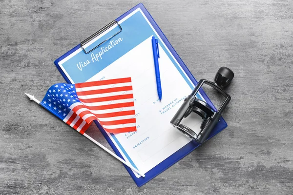 Visa aanvraagformulier, stempel en USA vlag op tafel. Concept immigratie — Stockfoto