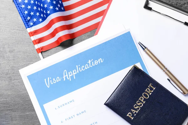 签证申请表，护照和Usa标志在桌子上。移民概念 — 图库照片