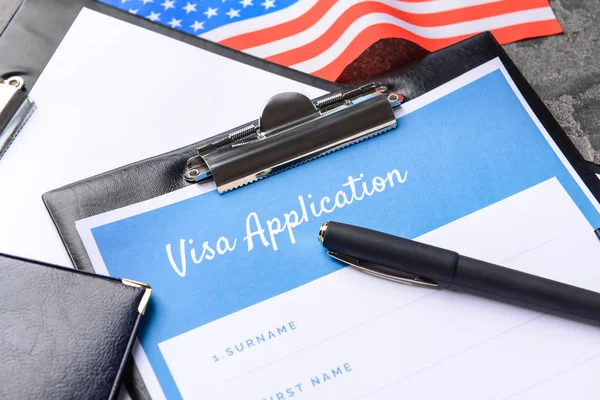 Visum aanvraagformulier en USA vlag op tafel, close-up. Concept immigratie — Stockfoto