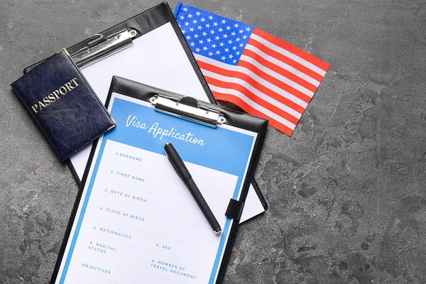 Visa application form, passport and USA flag on table. Concept of immigration — Stock Photo, Image