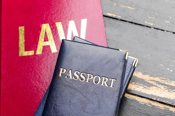 Paspoorten en boek op tafel, close-up. Immigratierecht concept — Stockfoto