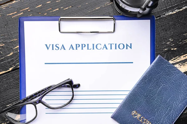 Visa application form, passport and stamp on table. Concept of immigration — Stock Photo, Image