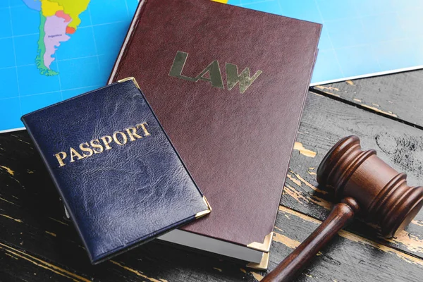 法官的介绍，书籍，世界地图和护照在桌子上。移民法概念 — 图库照片