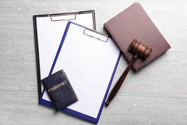 Hakimin tokmu, panoları, defteri ve pasaportu masada. Göçmenlik hukuku kavramı — Stok fotoğraf