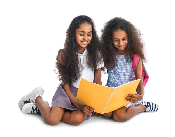 Colegialas afroamericanas lindas con libro sobre fondo blanco — Foto de Stock