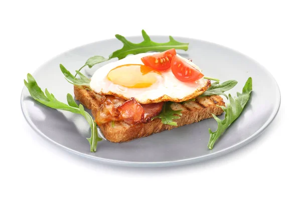 Prato com pão grelhado, ovo frito e bacon sobre fundo branco — Fotografia de Stock