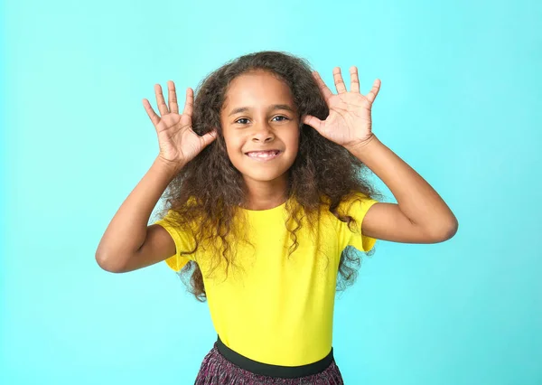 Carino afro-americano ragazza su sfondo di colore — Foto Stock