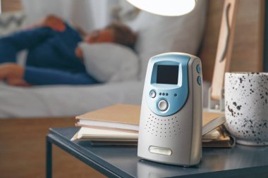 Çocuk odasında masada modern bebek monitörü
