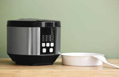 Renk arka plana karşı masada modern çoklu ocak