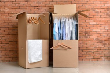 Tuğla duvara yakın giysileri ile Gardırop kutuları