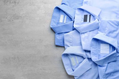 Ahşap arka planda kuru temizleme sonrası gömlekler