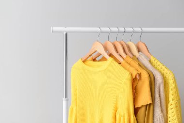 Açık arkaplanda kuru temizlemeden sonra kıyafetlerle doldur