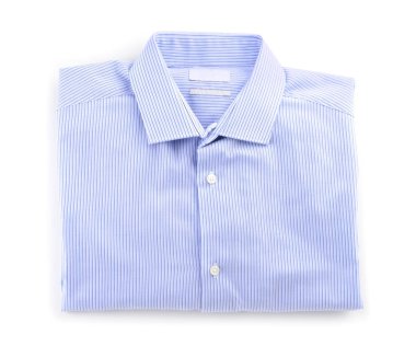 Beyaz arka planda kuru temizledikten sonra gömlek