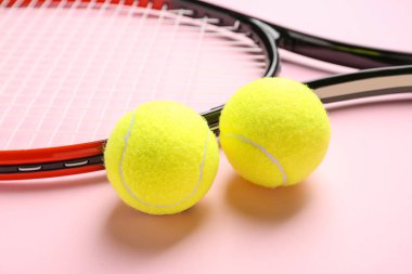 Tenis raket ve renkli arka plan topları, closeup