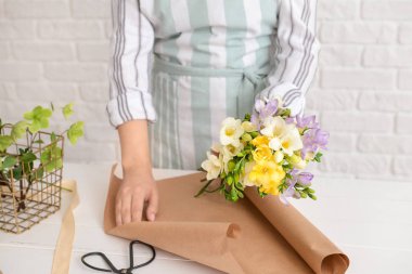 Çiçekçi dükkanda güzel buket yapma